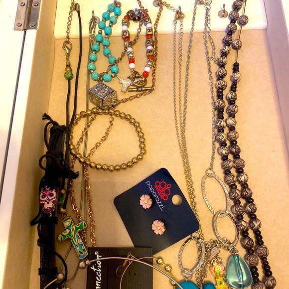 Assorted jewelry. Some are more expensive than others so please look at pictures - Picture 2 of 11